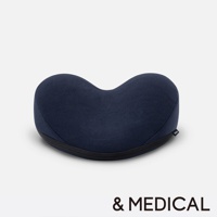 深藍色網狀織物製成的肩頸按摩枕，呈現人形骨骼彎曲的設計，底部有一圈黑色飾邊。