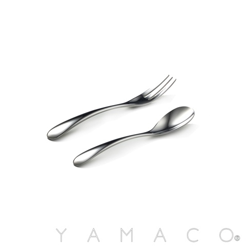 一組光滑的不鏽鋼點心叉匙，具有簡約的設計，以白色背景呈現。