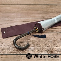 職人高級樺木透明傘，傘骨部分為深棕色光滑樺木，傘面為透明材質，傘柄處有深藍色流蘇裝飾。另有一件同色系的傘套。