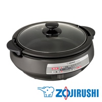 象印鐵板萬用鍋 EP-PAF25，黑色鍋身搭配透明玻璃鍋蓋，鍋蓋中央有黑色提把。鍋身側面有顯示溫度與功能的控制面板，印有品牌標誌。