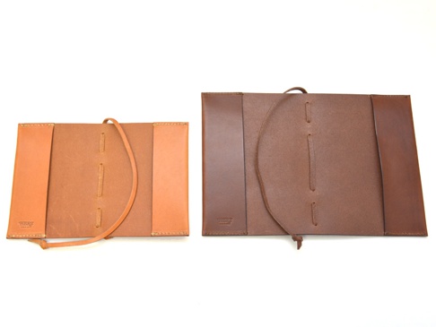 見開いた状態で・・・文庫本サイズ:横23×縦15.2(約/cm)、単行本サイズ:横30×19.5(約/cm)。上記サイズ内であれば、収納可能(※横は本の背部分の長さも含みます)。