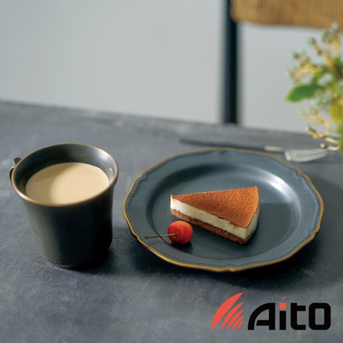 Aito Stitch 美濃燒金彩浮雕經典餐盤搭配一杯奶茶、一塊提拉米蘇和一顆櫻桃