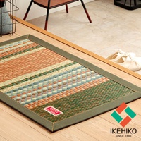 RALPH 藺草和風居家地墊 M，採用天然藺草編織，呈現條紋與菱格紋交織的圖案，色彩包含橘色、藍色、綠色與米色，搭配深綠色滾邊，散發日式簡約風格。