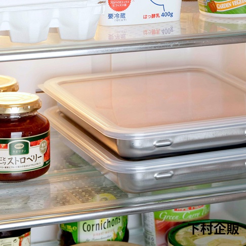 下村企販不鏽鋼附蓋調理保存盒，置於冰箱層架上，旁邊有草莓果醬罐及康尼遜酸黃瓜罐