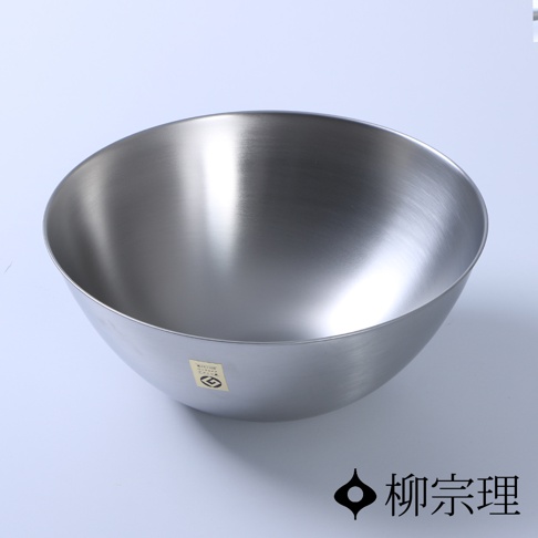 一個不鏽鋼調理盆，直徑約27公分，呈現銀色金屬光澤，表面帶有細緻的拉絲紋理，盆身呈圓弧形。