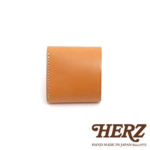 棕色皮革二折式短夾，有原子釦設計，側邊縫線明顯，材質為皮革。