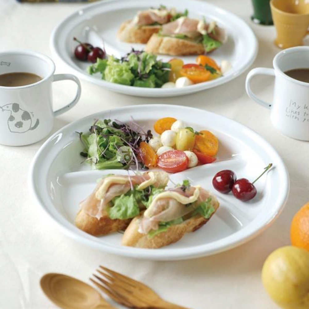 CAT&DOG 琺瑯馬克杯，白色杯身印有簡約的狗圖案，搭配杯中咖啡。另有分隔式餐盤，盛有烤麵包、沙拉、小番茄與莫札瑞拉起司球，以及兩顆紅櫻桃。