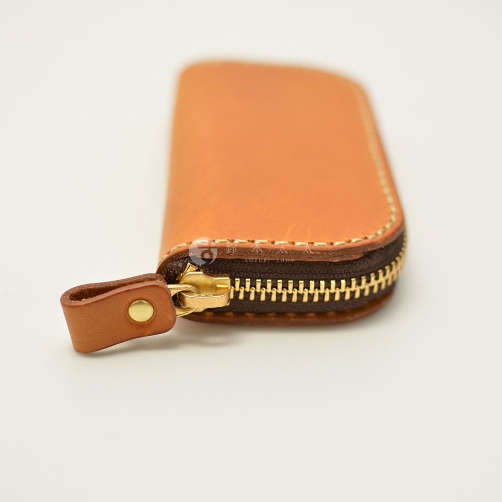 職人手作皮革橢圓形拉鍊鑰匙包，淺棕色皮革，金色拉鍊，附有同色系皮革拉環。