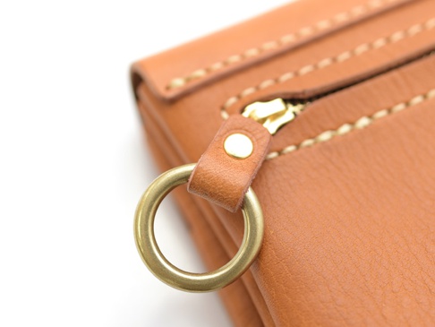 Travel Walletのもう一つの顔。引き手のリングです。前面の顔と背面の顔。とてもいいポイントになっています。