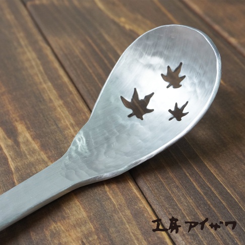 銀色鋁製錘目紋中型瀝水湯勺，勺面有三個楓葉形狀的鏤空。