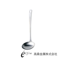 日製不鏽鋼湯杓，銀色，具有圓形勺頭與長柄，柄上有掛孔。