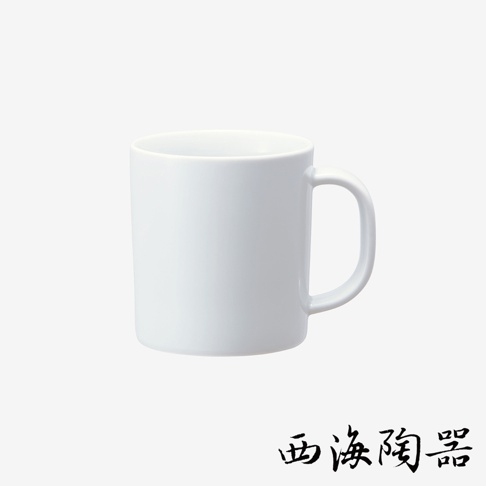 簡約白色陶瓷馬克杯，附有弧形把手，容量330ml，適合日常飲用。