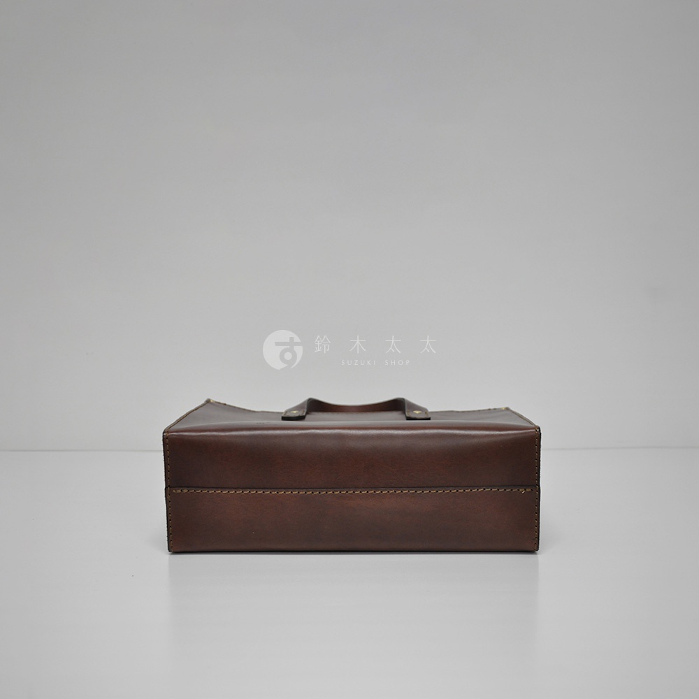 職人手作皮革直式托特包 T-44 S，深棕色，皮革材質，帶有提把與縫線細節。