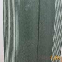 深綠色純棉門簾，左側有多條細長的淺綠色條紋，右側為大面積深綠色素面，材質呈現細緻織紋。
