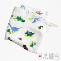 白色紗布方巾，印有各式可愛的恐龍圖案，包括藍色長頸龍、綠色三角龍、綠色劍龍及粉紅色翼龍等。材質柔軟，適合嬰幼兒使用。