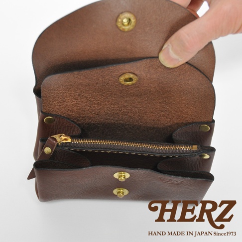 棕色皮革三層收納零錢包，內有拉鍊口袋，附有金屬按扣，由手工製作。