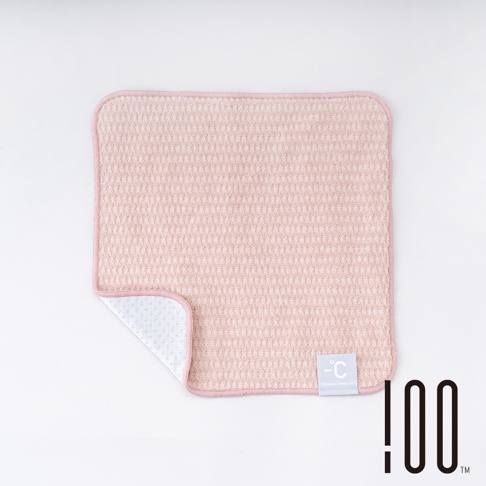 粉紅色網格紋理涼感手巾，邊緣為同色滾邊。手巾一角掀起，露出白色網格內襯。右下角有標籤，印有 Minus Degree 品牌標誌。