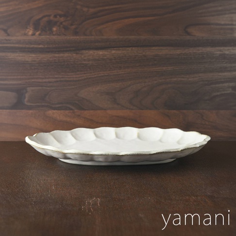 小兵六魯粉引花型橢圓料理盤，30公分，白色陶瓷，帶有樸實的粉引質感和花瓣狀的邊緣，盤面有明顯的紋路，邊緣帶有古樸的焦糖色釉。