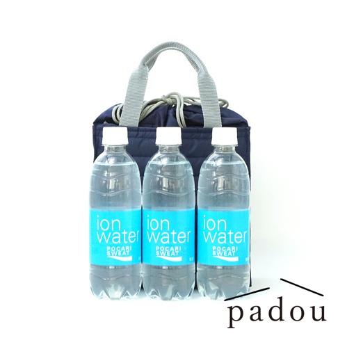 這款 PADOU 品牌的 Ecorip 空氣感防潑水摺疊保冷束口托特包呈現深藍色，包身設計簡約，配有灰色提把與束口抽繩。畫面前方整齊排列三瓶寶礦力水得 Ion Water 透明瓶裝飲料，突顯保冷袋的實用功能，整體畫面以白色為背景，右下角標註品牌名稱 padou。