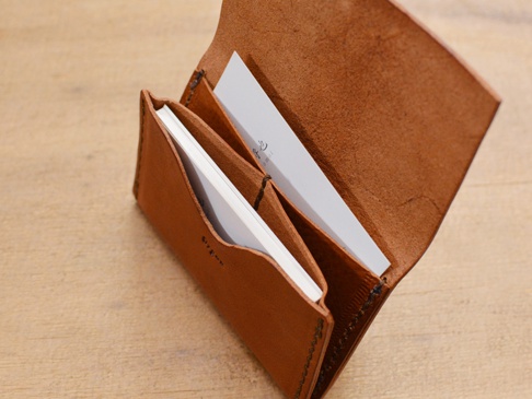 職人手作皮革Organ薄型名片短夾，呈現自然棕色調，皮革紋理清晰可見，內部可收納多張名片。