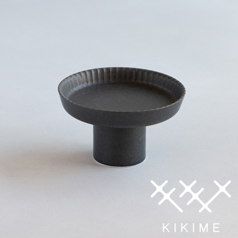 koudai 美濃燒高腳平盤，黑色，陶瓷材質，盤緣有細緻的條紋裝飾，底部為圓柱形支腳。