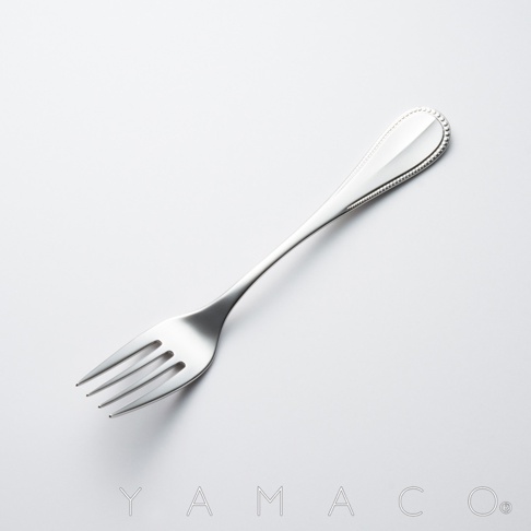 不鏽鋼叉，帶有珠飾邊緣裝飾，背景為純白色。