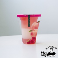 透明杯裝著粉色與白色分層的果凍，杯身印有水蜜桃與覆盆子圖案，頂部有綠色標籤寫著「Peach mix」。