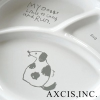 白色琺瑯分隔餐盤，印有灰色手繪風格的狗圖案，以及「MY Doggy Likes to catch and RUN.」字樣和骨頭圖案。