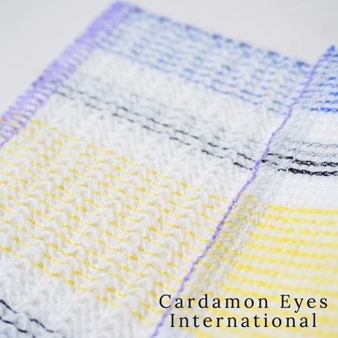 Kitchen Mette 壓克力纖維無痕清潔巾，白色基底搭配黃色、藍色、黑色及紫色條紋，織紋清晰，材質柔軟。