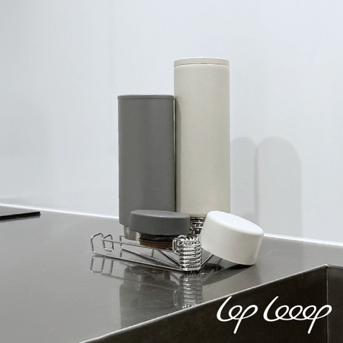 銀色不鏽鋼伸縮式水壺瀝水架，底部有四個支撐腳，架上放置著兩個圓柱體水壺，一個為灰色，另一個為米白色，另有兩個水壺蓋，一個為灰色，一個為白色。