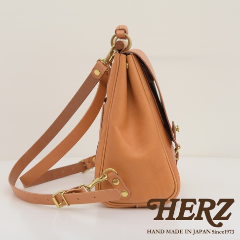 職人手作皮革屋瓦風後背包 R-15，採用天然棕色皮革製成，設有可調節式皮革肩帶、黃銅扣環及五金配件，設計簡潔實用。