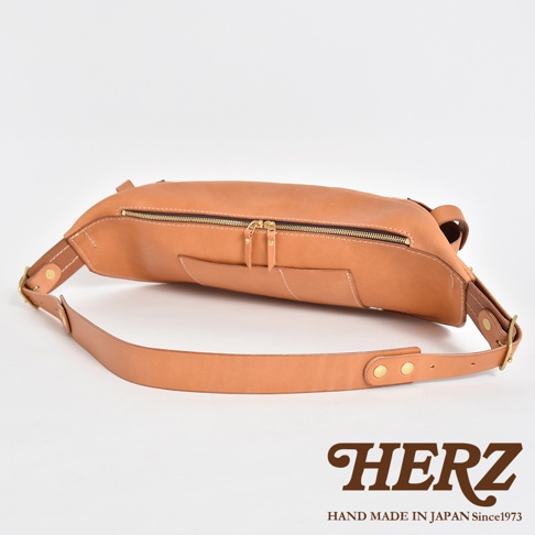 HERZ 職人手作皮革大容量斜背包，駝色Stare皮革材質，斜背視角，配有雙拉鍊主袋和金色五金。
