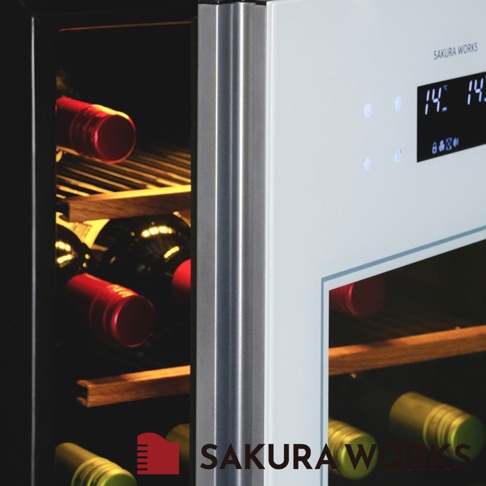 LX95 雙溫酒櫃，展示櫃內有木製層架，擺放著多瓶紅酒瓶，部分瓶身呈現紅色，部分為深色。酒櫃外部為白色面板，配有數位溫度顯示螢幕，顯示「14℃」及「14℃」。