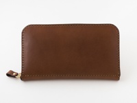 深棕色皮革長夾，拉鍊式設計，帶有金屬拉鍊頭和皮革拉環，邊緣縫線整齊。