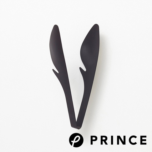 一體成形黑色不鏽鋼萬用料理勺型分菜夾，勺狀夾頭末端有小巧的V型缺口設計，方便夾取食物。