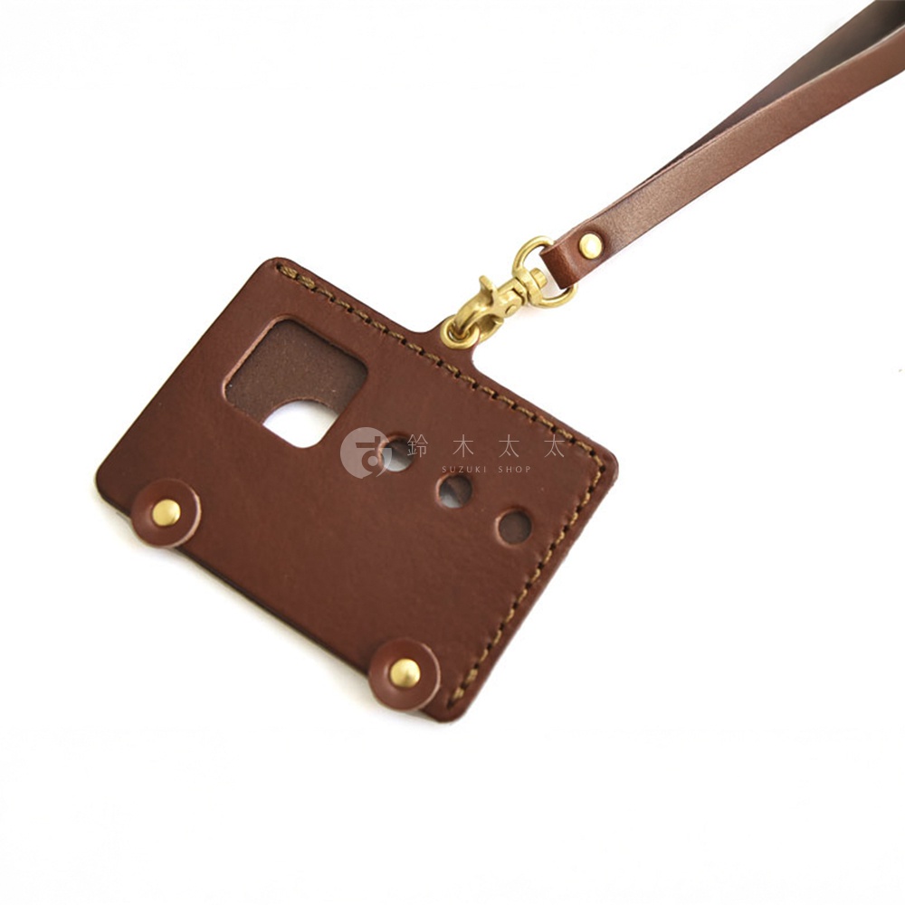 日本HERZ職人手作棕色皮革交通卡收納夾，造型像一輛小車，附有皮質掛繩及黃銅釦環
