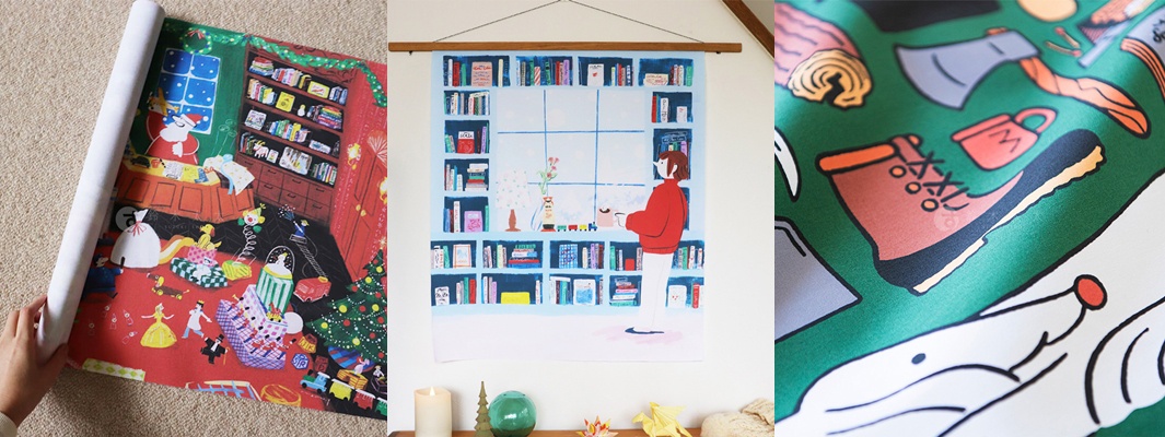 無框帆布藝術海報，以紅色為底，描繪聖誕老人、禮物堆和裝飾的聖誕樹，色彩鮮豔。另一幅以淺藍色為背景，展示充滿書籍的書架，一位身穿紅色上衣的人物站在窗邊。第三幅特寫綠色帆布上的露營主題圖案，包含棕色靴子、水壺和斧頭。