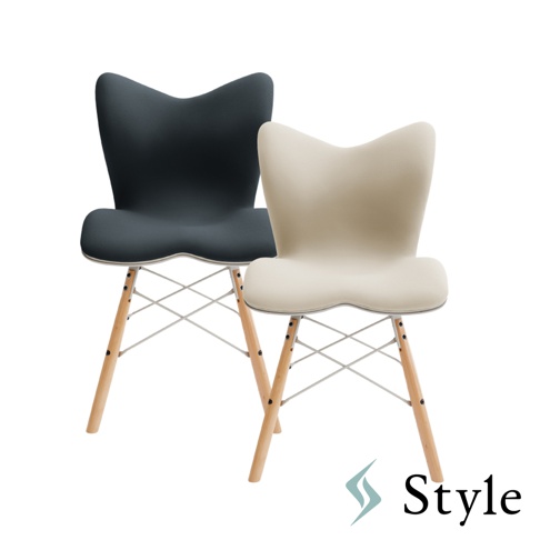 兩張Chair PM健康護脊座椅，一張為深炭灰色，另一張為雲感米白色，皆採用椅背與坐墊一體成型的流線設計，搭配木紋材質的椅腳與金屬網狀支架。