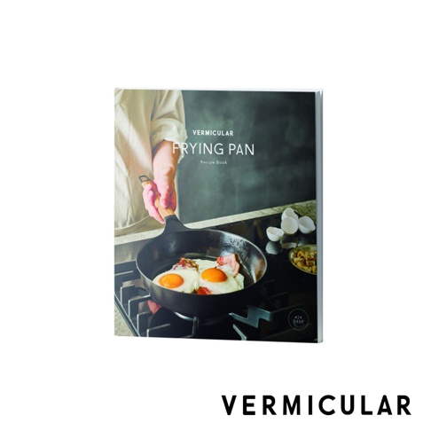 日本製 VERMICULAR 鑄鐵平底鍋，黑色，內含兩顆煎蛋和培根，鍋柄為木質。