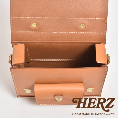 職人手作皮革學院風三用迷你後背包，天然棕色皮革，附有金色旋轉鎖扣及側邊扣環，內部空間一覽無遺。