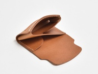 職人手作皮革迷你卡片收納夾，淺棕色牛皮材質，縫線清晰，設計簡潔，可收納卡片。