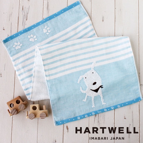 一條藍白條紋的今治純棉紗布浴巾，繡有可愛的白色小狗圖案，下方邊緣有腳印裝飾。另一條淺藍白條紋紗布浴巾，繡有白色腳印圖案。