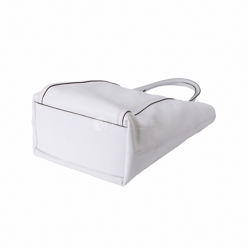 JETTER 大容量白色皮革肩背托特包 CJTE-025，展現柔軟紋理與簡約設計，配有細長提把，適合日常攜帶。