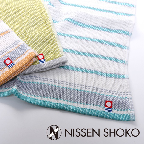 三條今治純棉廚房擦拭巾，以白色為基底，織有藍色、灰色和綠色的橫條紋。每條擦拭巾角落皆有品牌標誌。