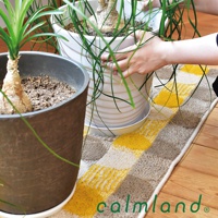 淺色與黃色方塊圖案的絨毛地墊，材質柔軟，適用於居家空間。