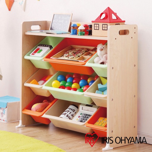 木質天板童心玩具收納架，展示架為淺木色，收納盒有綠色、橘色、米白色，架上擺放著彩色球、玩偶、積木、玩具食物等兒童玩具。