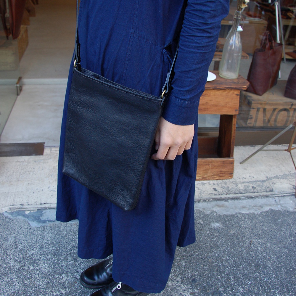 職人手作黑色皮革Organ肩背小方包，簡約方形設計，搭配可調節的細肩帶，展現自然紋理與質感。