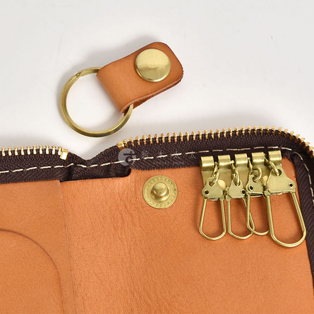 職人手作皮革多用途收納鑰匙包 KE-4，近拍展示皮革內裡，有拉鍊、按扣及四個黃銅鑰匙鉤。