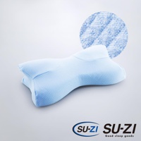 SU-ZI 淺藍色人體工學止鼾枕，具有紋理細節，配有品牌標誌