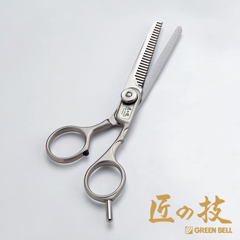 銀色鍛造不鏽鋼理髮打薄剪刀，一刀片為鋸齒狀，另一刀片為平滑刀刃，附有兩個指環。